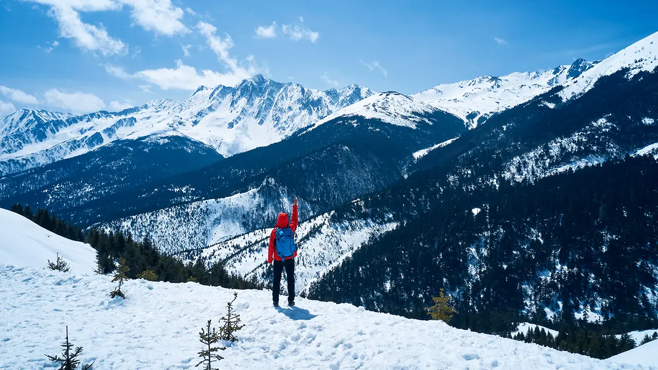 إنه عالم الثلوج البيضاء الناصعة التي تأخذك بعيدًا إلى مغامرات كثيرة مليئة بالحماس، لتقضي عطلة عائلية مُسلية لا تخلو من المتعة والإثارة والقيام بالتجارب الجديدة.