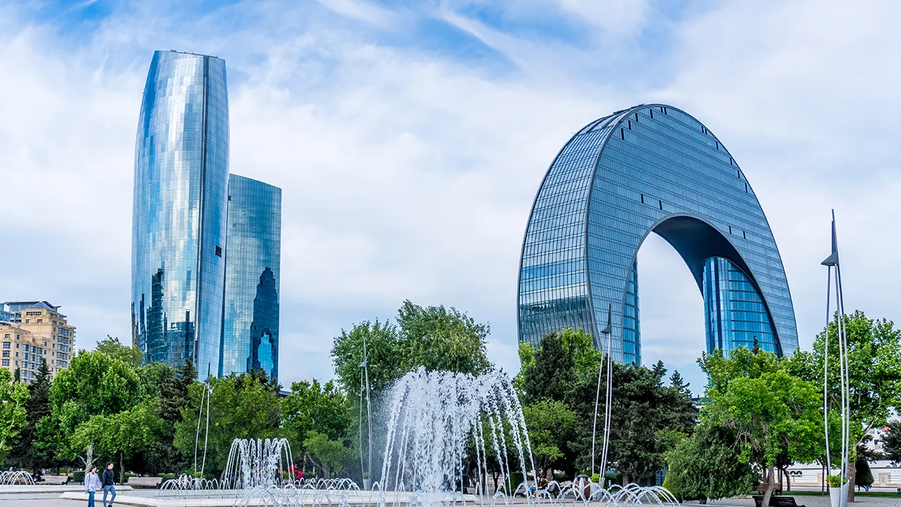 تمتع بتجربة فريدة من نوعها وسط المعالم السياحية والمظاهر الطبيعية، واترك العناء لذاتك للاستمتاع بالسياحة في أذربيجان.