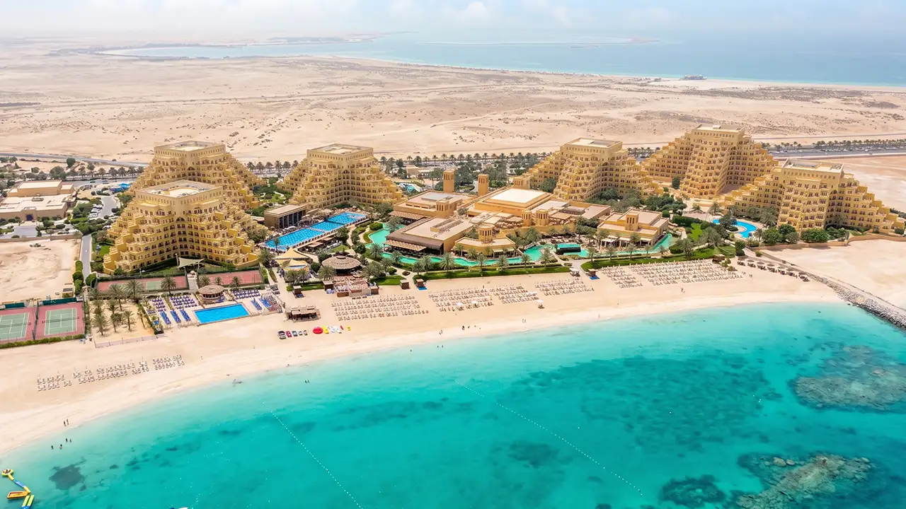 تمتع بإقامة فندقية تبحر بك في عالم مليء بالاسترخاء والراحة وسط فنادق إمارة رأس الخيمة في دولة الإمارات العربية المتحدة.