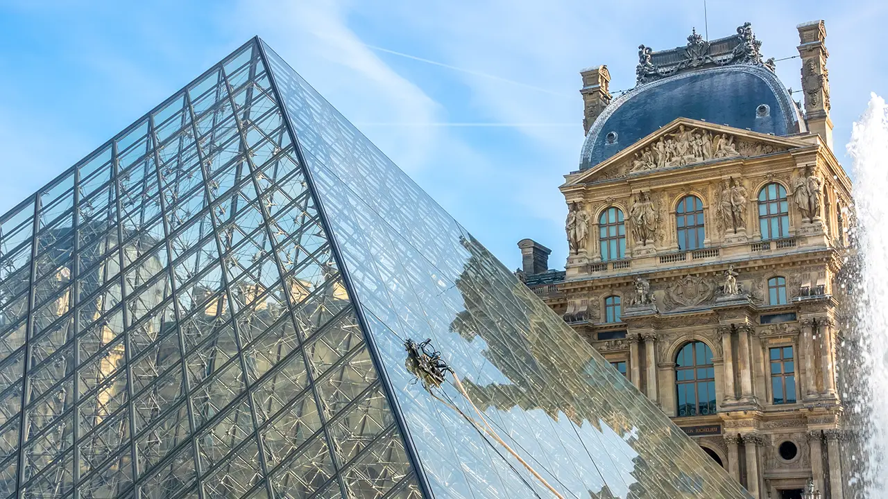 Take an exceptional tour around the world's famous art museums and learn about the most important cultural and artistic information associated with each museum.