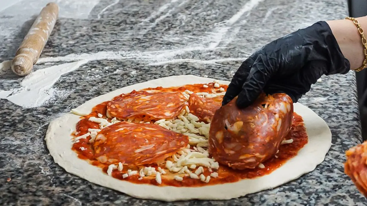 Memphis Holidays | Making pizza - Rome
