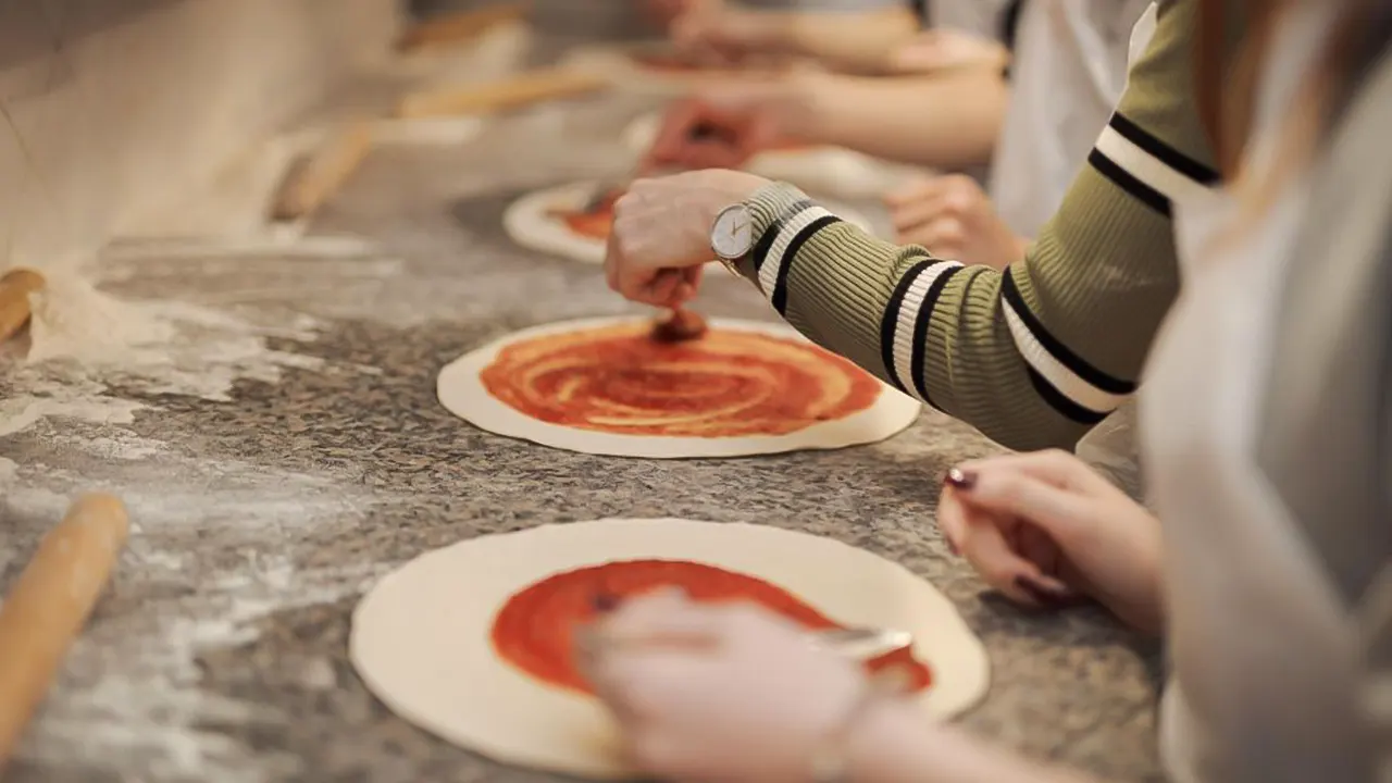Memphis Holidays | Making pizza - Rome