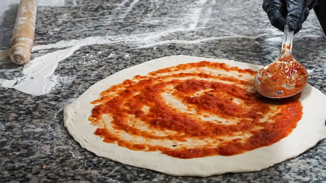 Memphis Holidays | Making pizza - Rome